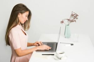 mujer en pc mujer en pc